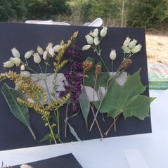 Grusskarte mit Blüten und Blättern